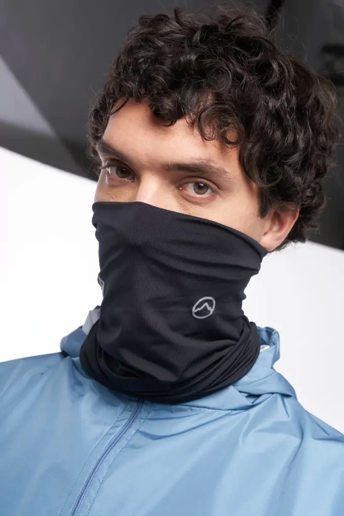 SALPA CUELLO ALL BLACK MICROFIBRA REFLEX